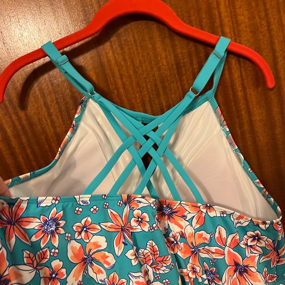 Lands end bathing suit top-worn 1x. 18W adjustable straps/soft cup liner. 7/25' - Picture 2 of 4